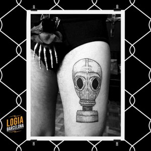 tatuaje_mascara_gas_muslo_logia_barcelona_merche_domot 